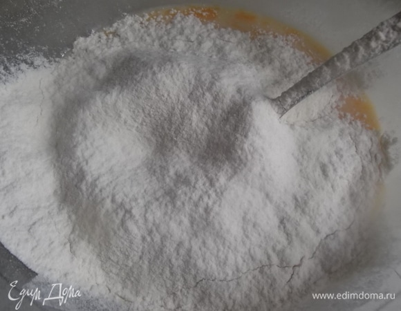 Дрожжи развести с молоком и чайной ложкой сахара. В яйцо добавить сахар, соль, подошедшие дрожжи. Постепенно всыпать просеянную муку, замешивая тесто. Добавить растопленное сливочное масло.