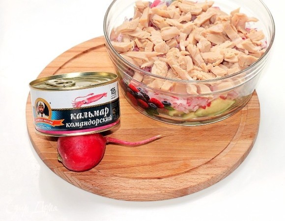 Крупные кусочки кальмаров ТМ «Капитан Вкусов» нарезать и выложить в миску.