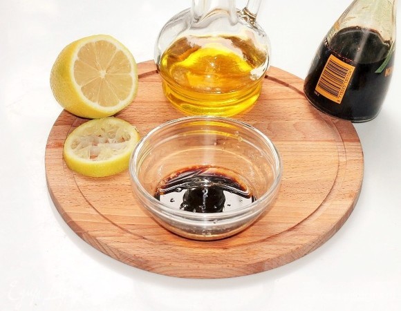 Для заправки смешиваем в миске оливковое масло, соевый соус «Легкий» и лимонный сок. Полить салат соусом и поперчить, аккуратно перемешать. Вместо соли у меня соевый соус. Если мало соли, посолите.