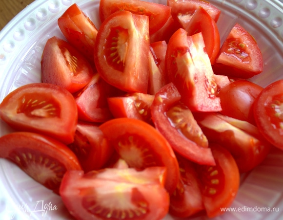 Помидор разрезать на 6 крупных долек.