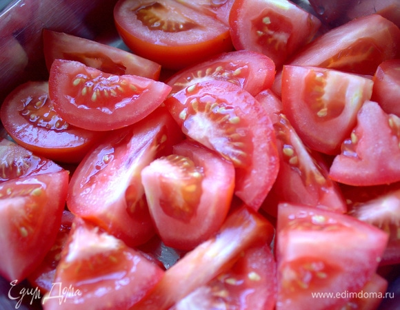 На дно миски выложить помидоры.