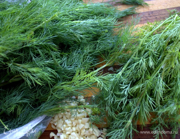 Укроп или другую зелень порубить.