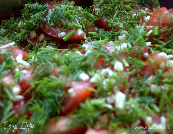 Посыпать помидоры слоем зелени.