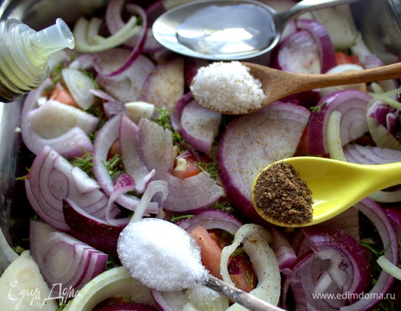 Далее заправка: специями равномерно посыпать и полить.