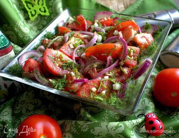 Сильно помидоры не перемешиваем, чтобы не помять дольки.