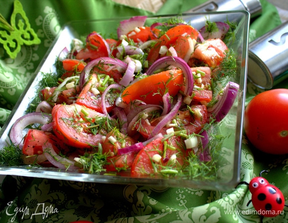 В этом маринованном салате съедобно все, лук тоже будет вкусным.