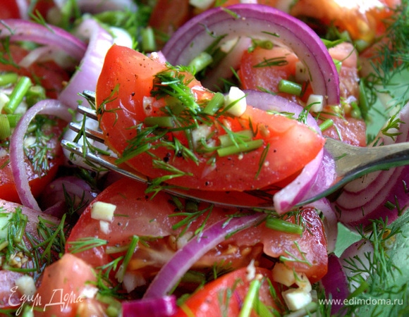 На закуску забираем на вилочку и помидорку, и лучок.
