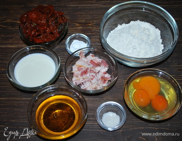 Подготовим продукты. Бекон и вяленые томаты нарежьте на кусочки.