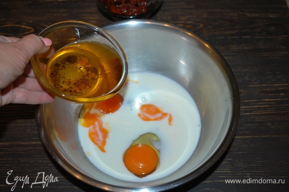 В большой чашке смешайте яйца, молоко и масло (у меня масло, в котором были вяленые томаты, масло с базиликом и чесноком).