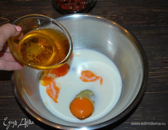 В большой чашке смешайте яйца, молоко и масло (у меня масло, в котором были вяленые томаты, масло с базиликом и чесноком).