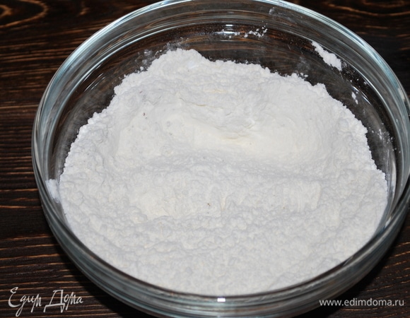 Муку смешайте с разрыхлителем, солью и перцем.