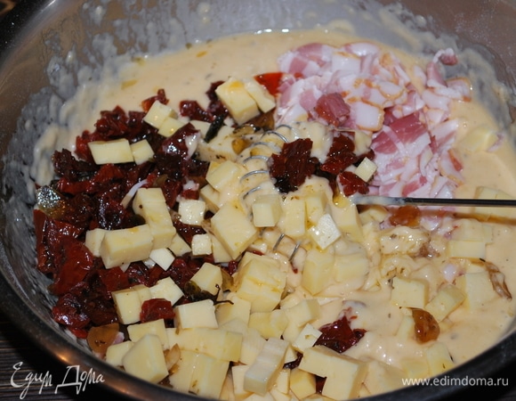 Перемешайте все до объединения, но не очень долго и усердно, иначе кекс не очень сильно поднимется.