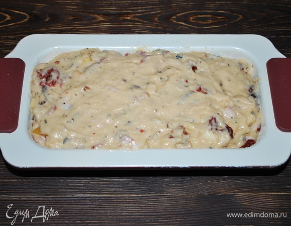 Выложите готовое тесто в форму, смазанную маслом. Разровняйте и выпекайте в разогретой духовке примерно 45–50 минут при температуре 170°C.