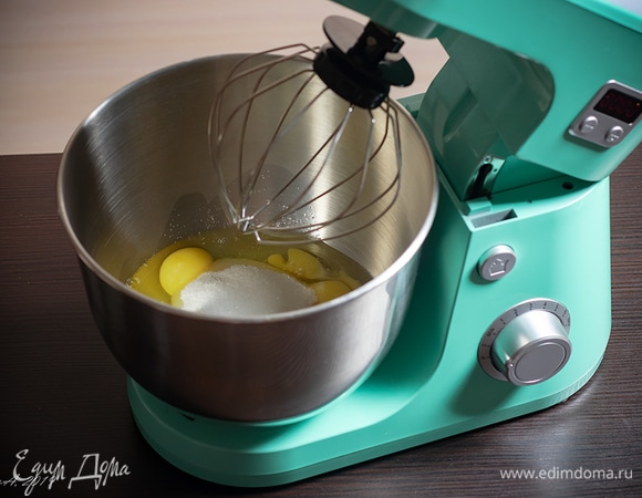 Яйца взбейте с сахаром до пышной пены. Минут 7 на средней скорости миксера.