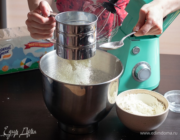 Просейте муку с разрыхлителем, добавьте соль и снова перемешайте на средней скорости.