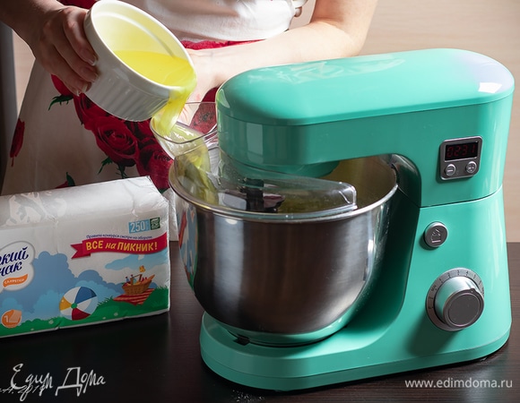 Не прерывая помешивания, влейте растопленное сливочное масло.