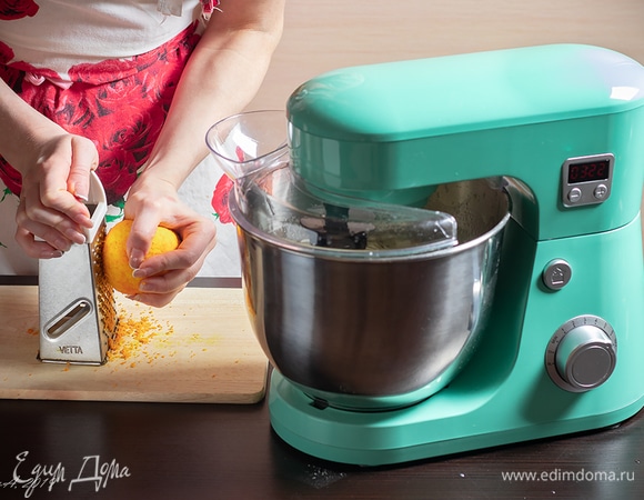 Натрите цедру одного апельсина (можно взять лимон или лайм).