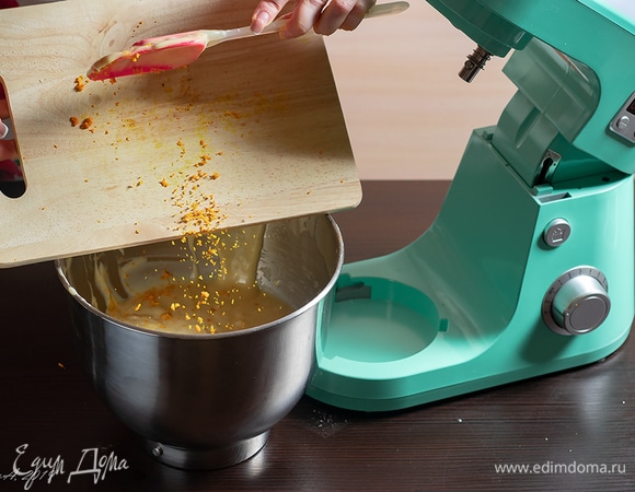 Добавьте цедру в тесто.