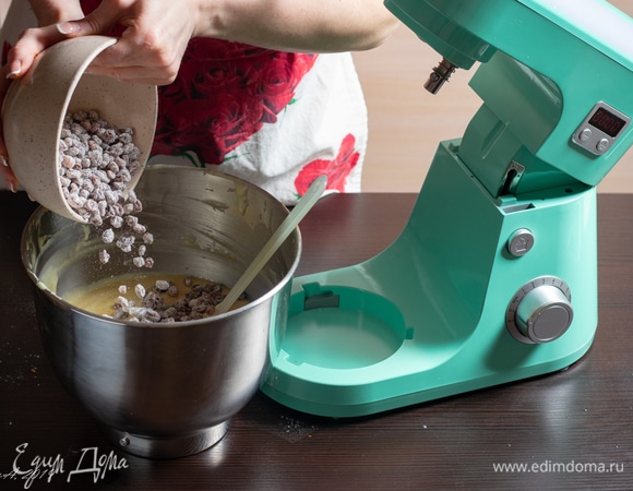 Изюм замочите в кипятке на ночь, просушите на сите. Щедро обваляйте в муке, высыпьте в тесто.