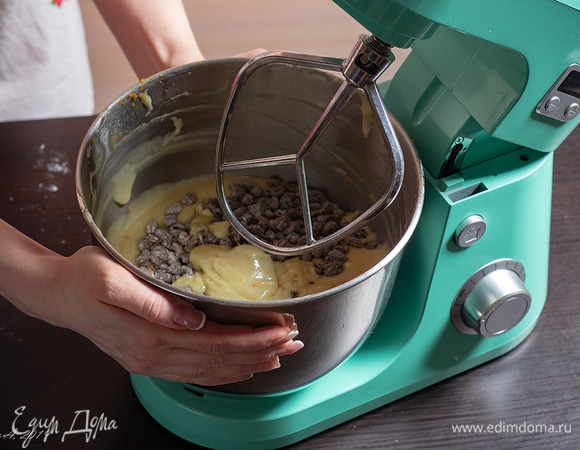 Вмешайте изюм насадкой весло на медленной скорости минуты две.