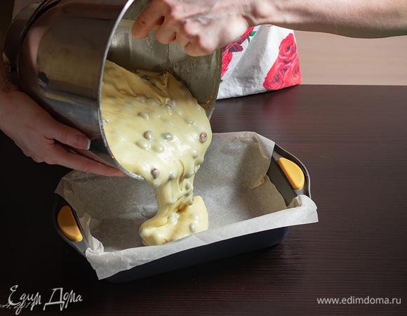 Форму для кекса застелите пергаментом, выложите тесто.