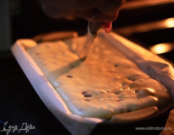 Поставьте в духовку при 150°C сначала на 20 минут. Спустя это время аккуратно сделайте надрез ножом по чуть запекшейся корочке. Это нужно, чтобы получилась красивая ровная трещинка. Режьте глубже — я поосторожничала, и в итоге надрез едва раскрылся. Выпекайте кекс до сухой лучинки. Время выпечки зависит от вашей духовки и размера формы. У меня при 150°C вышло 1,5 часа.