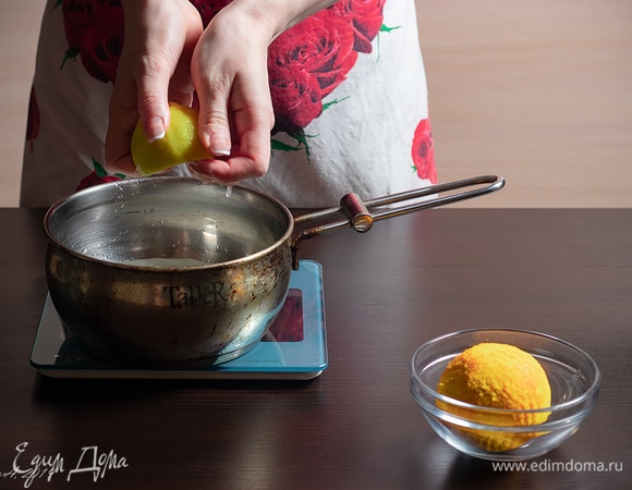 Выжать сок половины лимона.