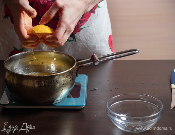 Выжать сок апельсинов. Вместе с лимонным должно получиться около 120 мл.