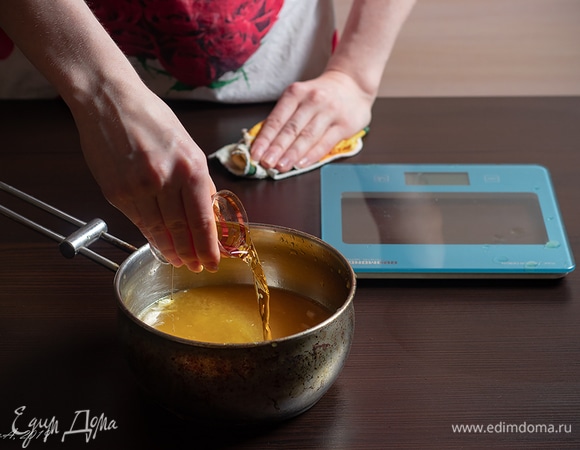 Влить 30 г коньяка. Довести на плите до кипения, помешивая, чтобы сахар полностью растворился. Кипящий сироп перелить в форму большего размера, чем кекс.