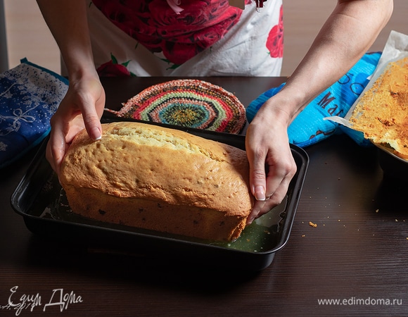 Горячий кекс вытряхнуть из формы, снять пергамент и поставить в сироп. Очень горячо! Пользоваться перчатками и прихватками! Я экстремал, за мной не повторять.