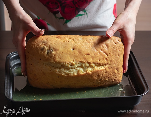 Минуту кекс постоял, теперь опрокиньте его на бок и также оставьте на минуту.