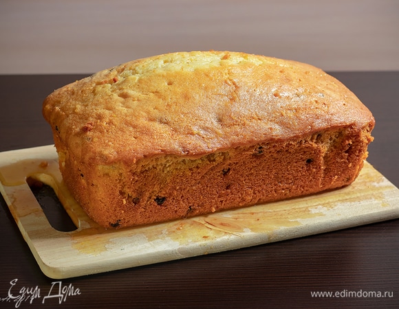 Дайте кексу немного отстояться на доске, чтобы он остыл. Для перевозки положите в контейнер, простеленный пергаментом, и оберните пленкой. Пока кекс мокрый, он легко может развалиться. После того как он настоится в холодильнике, он станет плотным, но очень сочным. Рекомендую приготовить его накануне.