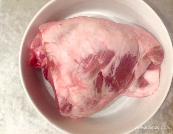 Мясо нарезаю на порционные кусочки. В белое вино кладу нарезанный базилик, мяту, перец, нарезаю также один лимон мелкими кубиками, хорошо размешиваю. Добавляю ложку меда и отправляю к мясу, все хорошо перемешиваю, ставлю в холодильник на 2 часа. Если приготовить заранее, будет еще более нежно и ароматно!