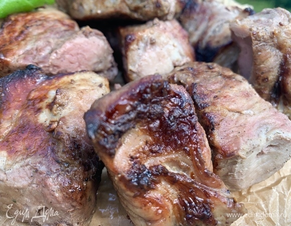 Жарю мясо на углях до готовности.