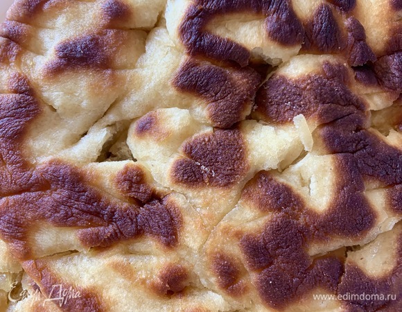 Кефир вылить в миску, соду погасить уксусом, добавить соль, размягченное сливочное масло, просеять муку, замесить тесто, накрыть пленкой на 10 минут. Разогреть сковородку, сформировать лепешки, жарить по одной. Я жарю на сухой сковородке, но при желании можно добавить масло.