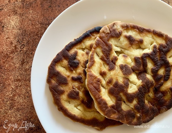 Выложить лепешки на тарелку.