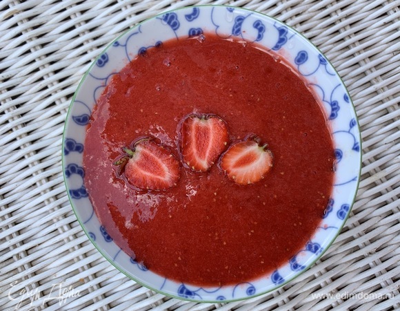 Получается вот так. Если вы любите более сладкий вариант клубничного соуса, добавьте больше пудры.