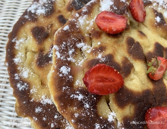 Лепешки слегка посыпать сахарной пудрой.