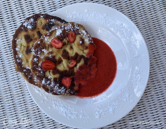 В тарелку налить немного соуса.