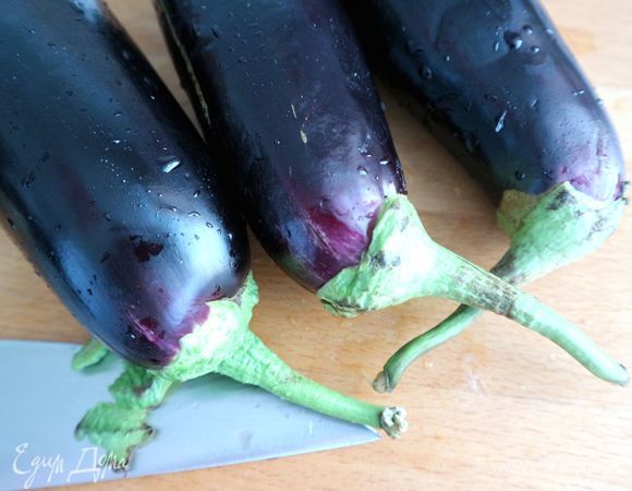 Зачистить плодоножки у баклажанов.