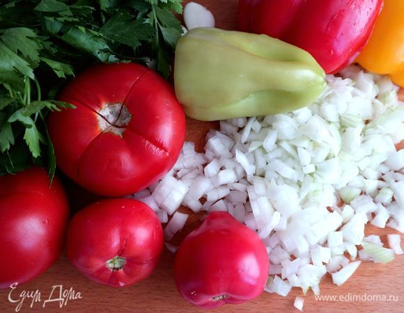 Лук, чеснок почистить. Лук нарезать мелко. На помидорах у плодоножки сделать крестообразные надрезы.