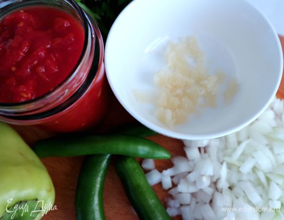 Чеснок выдавить через пресс в отдельную миску.