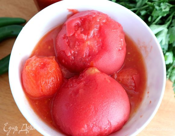 Поместить помидоры в кипящую на небольшом огне воду на 5 минут, затем вынуть, дать немного остыть, снять шкурку.