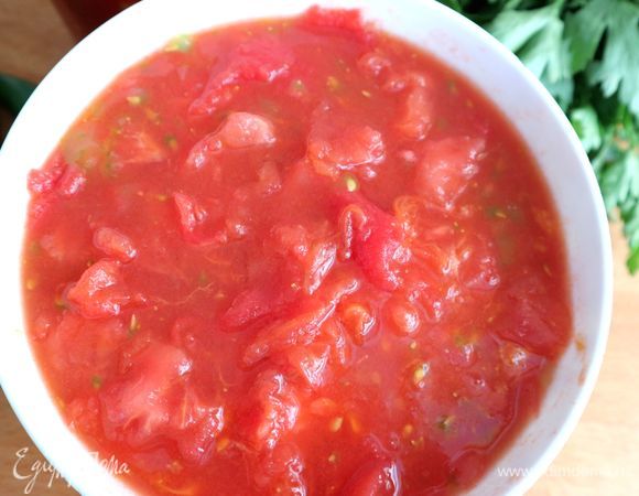 Нарезать на небольшие кусочки. Можно натереть на крупной терке, как делают некоторые хозяйки, но я этого не делала.