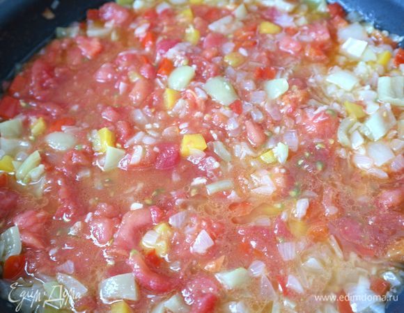 Затем добавить помидоры, крышку снять, посолить, добавить сахар, можно добавить немного сухого красного острого перца. Выпаривать жидкость на небольшом огне. Смесь должна загустеть, а жидкость должна выпариться примерно наполовину. Начинка должна получиться сочной, но не очень жидкой.
