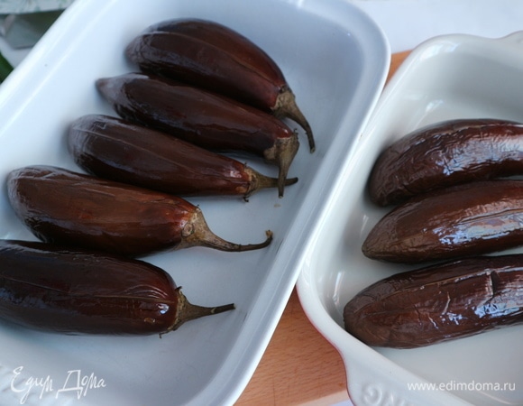 Вынуть баклажаны, смазать оливковым маслом, дать остыть до теплого состояния.