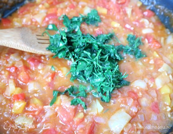 Добавить к начинке зелень, перемешать.