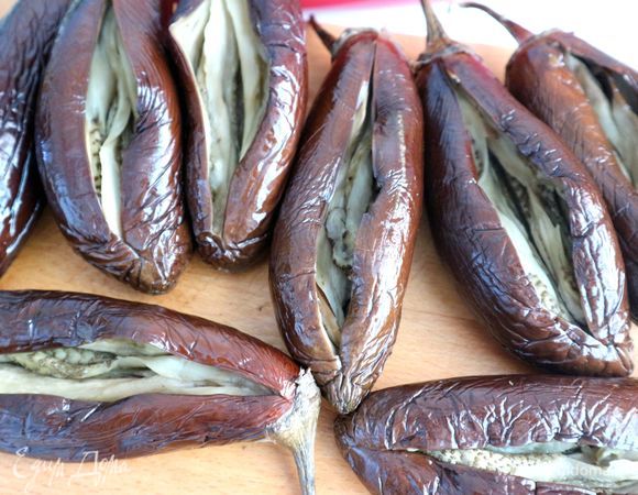 Расширить надрезы, во внутренней части баклажанов сделать сначала глубокие долевые разрезы, затем — поперечные, стараясь не повредить шкурку.