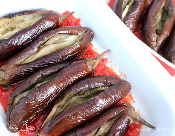 Дно жаропрочной формы покрыть помидорной пассатой, добавить 2–3 ст. л. оливкового масла, поместить в форму баклажаны.