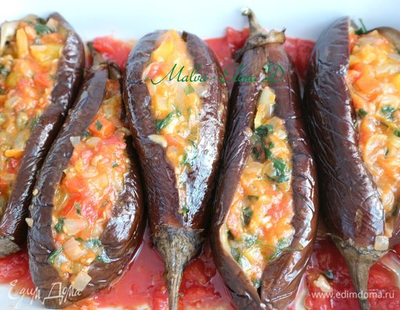 Наполнить начинкой баклажаны при помощи столовой ложки. Оставшуюся начинку отправить в форму к пассате.